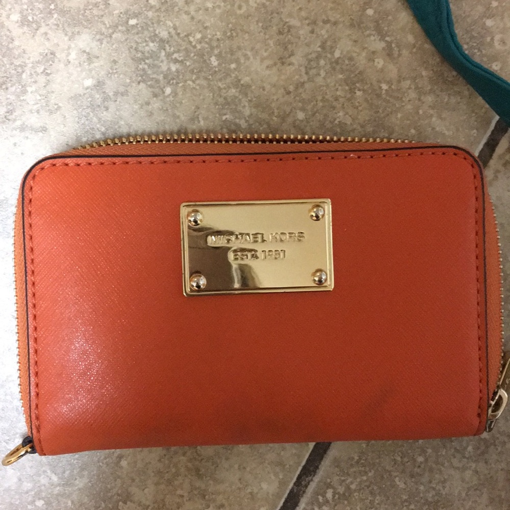Small zip around wallet